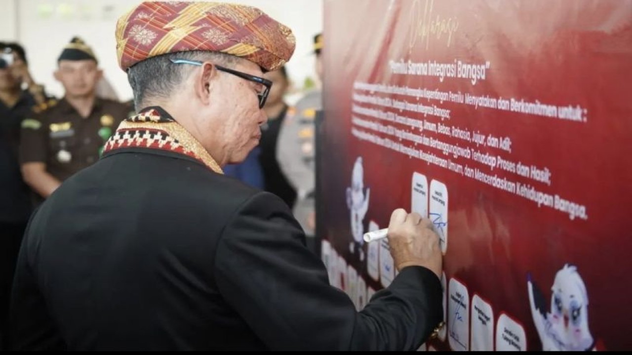 Sekretaris Daerah Provinsi Lampung Fahrizal Darminto saat menghadiri Kirab Pemilu 2024 di Kabupaten Mesuji Lampung. ANTARA/HO-Pemprov Lampung.