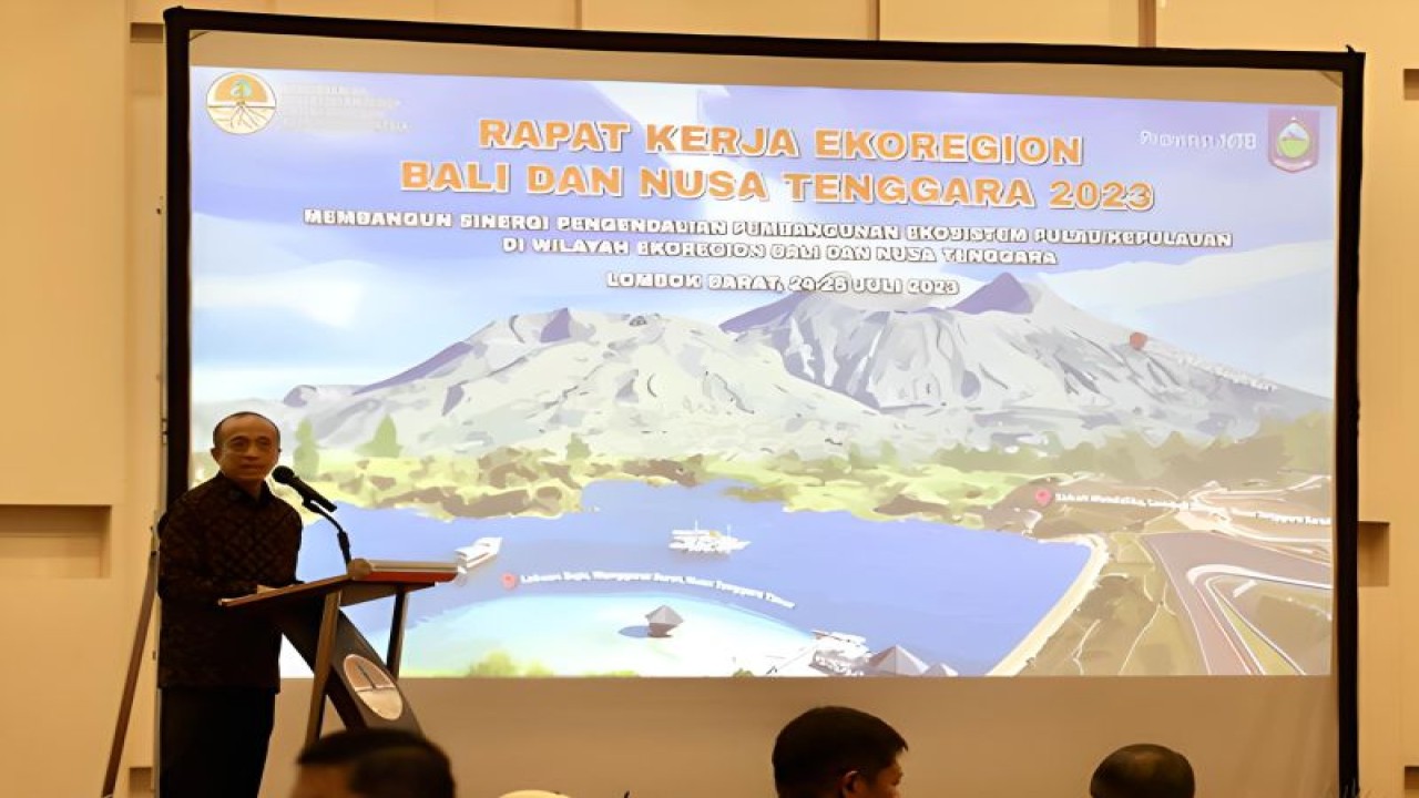 Sekretaris Jenderal Kementerian Lingkungan Hidup dan Kehutanan (KLHK) Bambang Hendroyono memaparkan tentang kepemimpinan transglobal dalam rapat kerja Ekoregion Bali Nusra di Senggigi, Kabupaten Lombok Barat, Nusa Tenggara Barat (NTB), Senin (24/7/2023). (ANTARA/HO-Kementerian LHK)