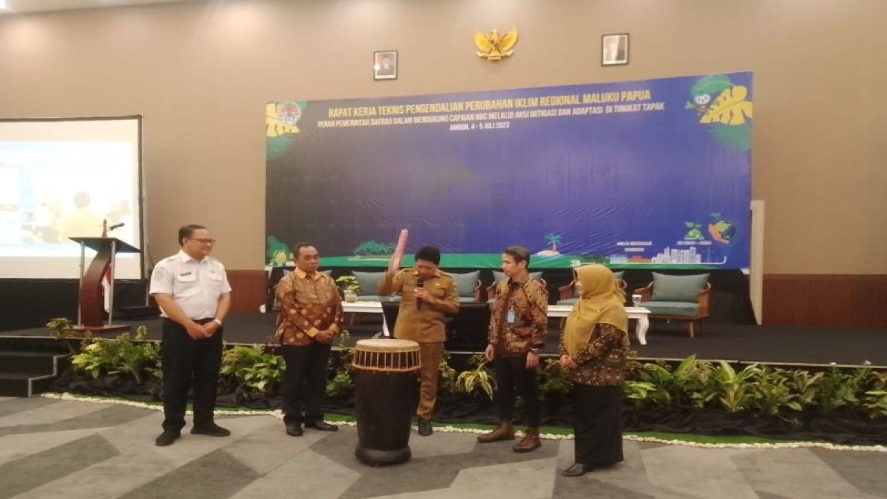 Kementerian Lingkungan Hidup dan Kehutanan (KLHK) memperkuat kolaborasi aksi iklim dengan Pemerintah Daerah (Pemda) melalui kegiatan Rapat Kerja Teknis Pengendalian Perubahan Iklim Regional Maluku Papua pada 4-5 Juli 2023 di Kota Ambon,  Provinsi Maluku. ANTARA/ Penina F Mayaut.