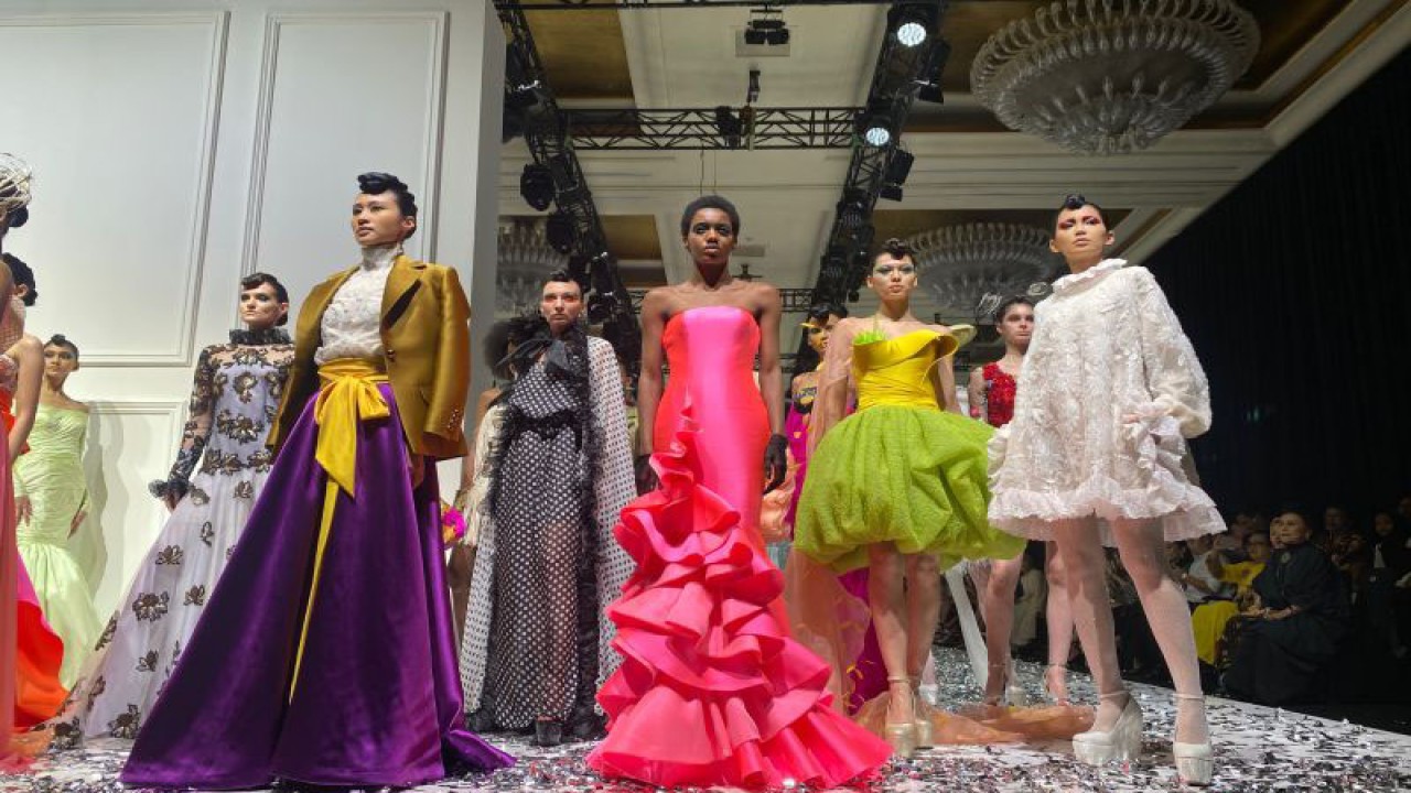 Koleksi “Café Society” karya Didi Budiarjo yang dipamerkan di Grand Ballroom Hotel Mulia, Jakarta Pusat, Rabu (19/7). (ANTARA/Pamela Sakina)