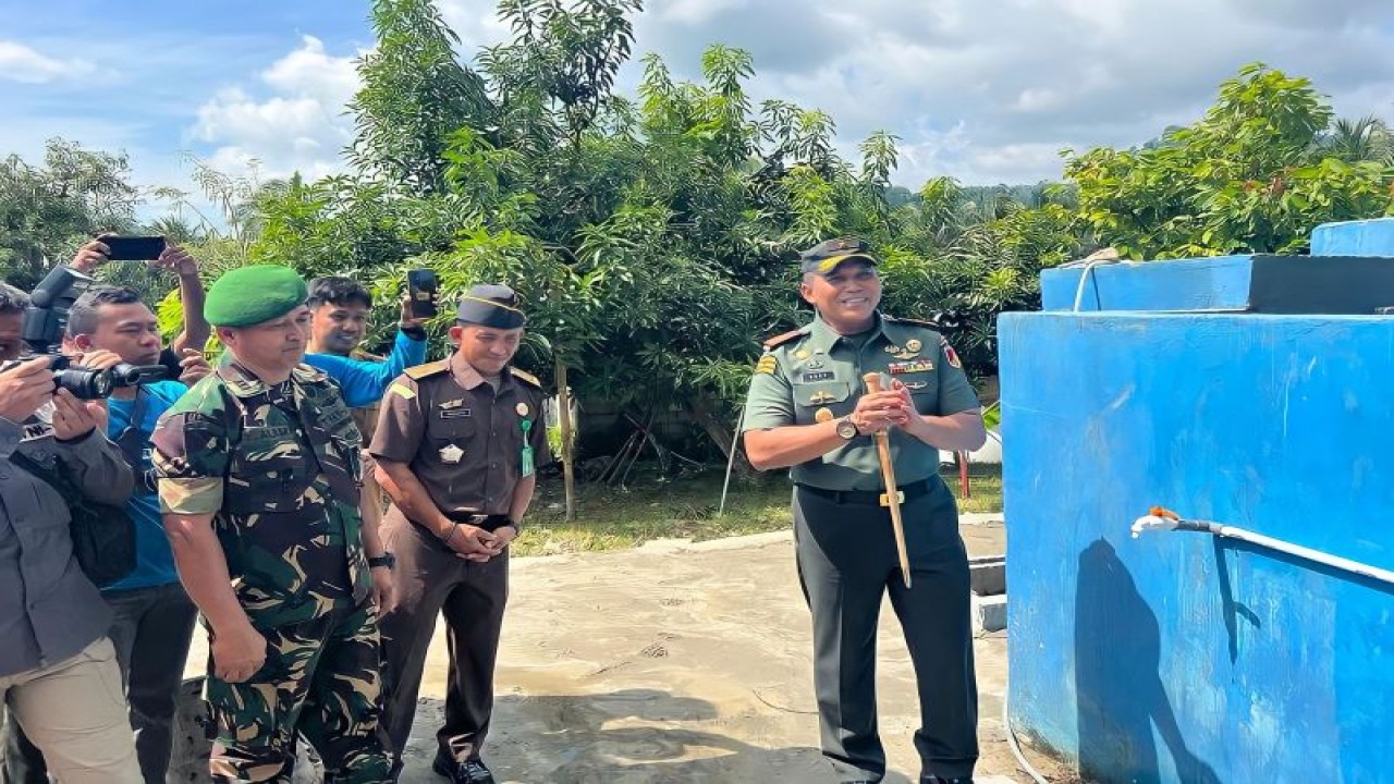 Komando Resor Militer (Korem) 132/Tadulako Sulawesi Tengah membantu penanganan stunting dengan membangun fasilitas air bersih serta memberikan paket sembako bergizi bagi masyarakat di Desa Gangga, Kecamatan Parigi Selatan, Kabupaten Parigi Moutong (Parimo), Selasa (25/7/2023). (FOTO ANTARA/HO-Penrem 132/Tadulako)