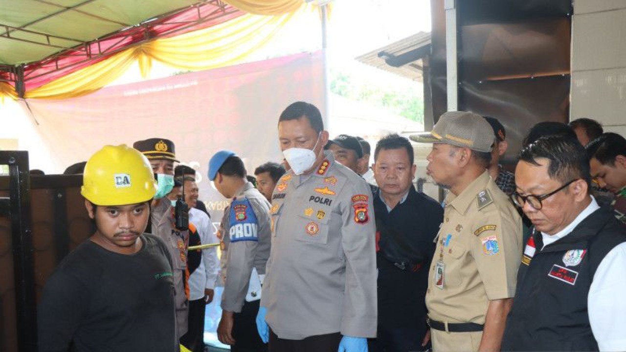 Kapolres Metro Jakarta Pusat Kombes Pol Komarudin memimpin olah tempat kejadian perkara (TKP) klinik aborsi di Jalan Mirah Delima, Sumur Batu, Kemayoran, Jakarta Pusat, Senin (3/7/2023). ANTARA/HO-Polres Metro Jakarta Pusat