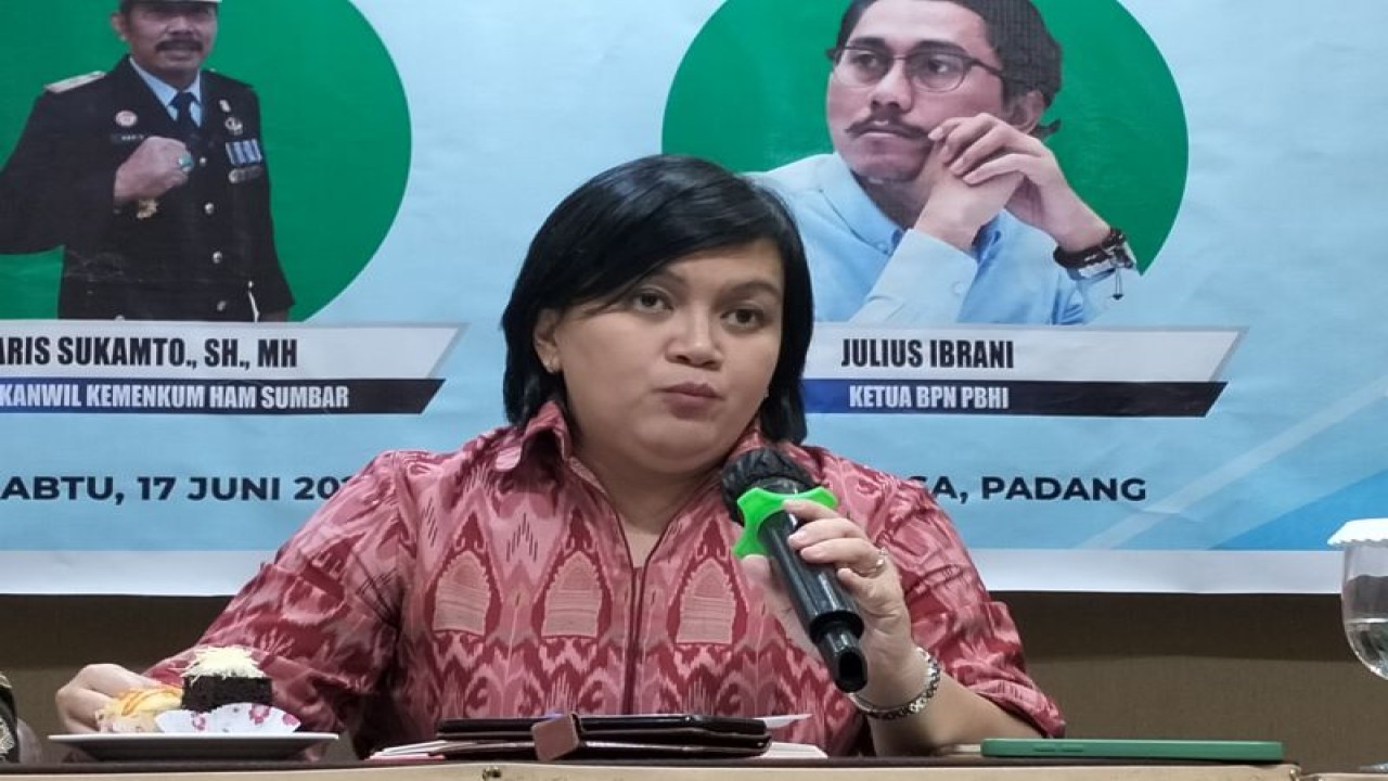 Ketua Komisi Nasional Hak Asasi Manusia (Komnas HAM) Atnike Nova Sigiro di Padang, Sabtu, (17/6). ANTARA/Muhammad Zulfikar.