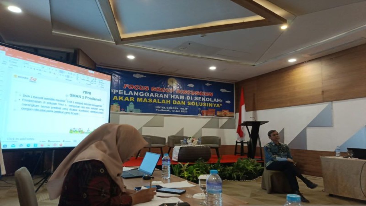 Komnas HAM perwakilan Kalbar menggelar kegiatan Focus Group Discussion (FGD) bersama sejumlah pihak terkait untuk memaksimalkan program Sekolah Ramah HAM (SRHAM).  (ANTARA/Rendra Oxtora)