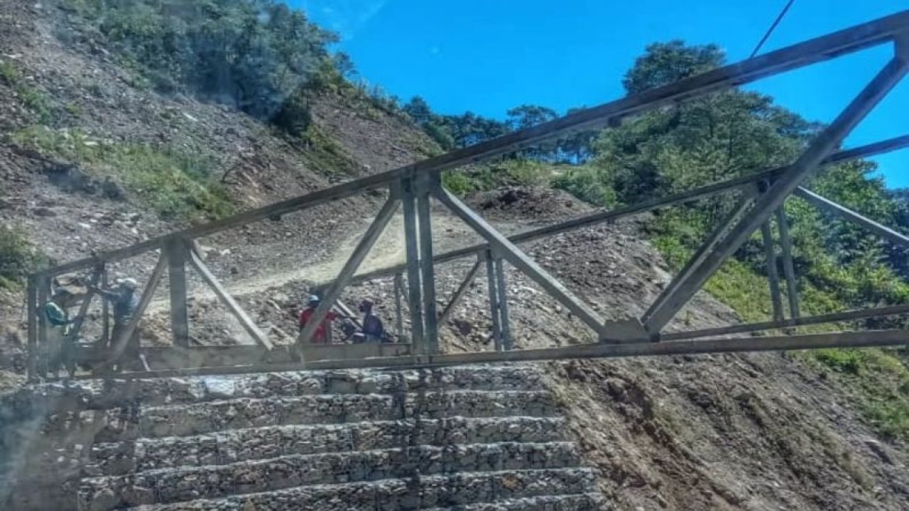 Kondisi jembatan Demaisy saat sedang dilakukan perbaikan. (ANTARA/HO-Dokumen PUPR Papua Barat)