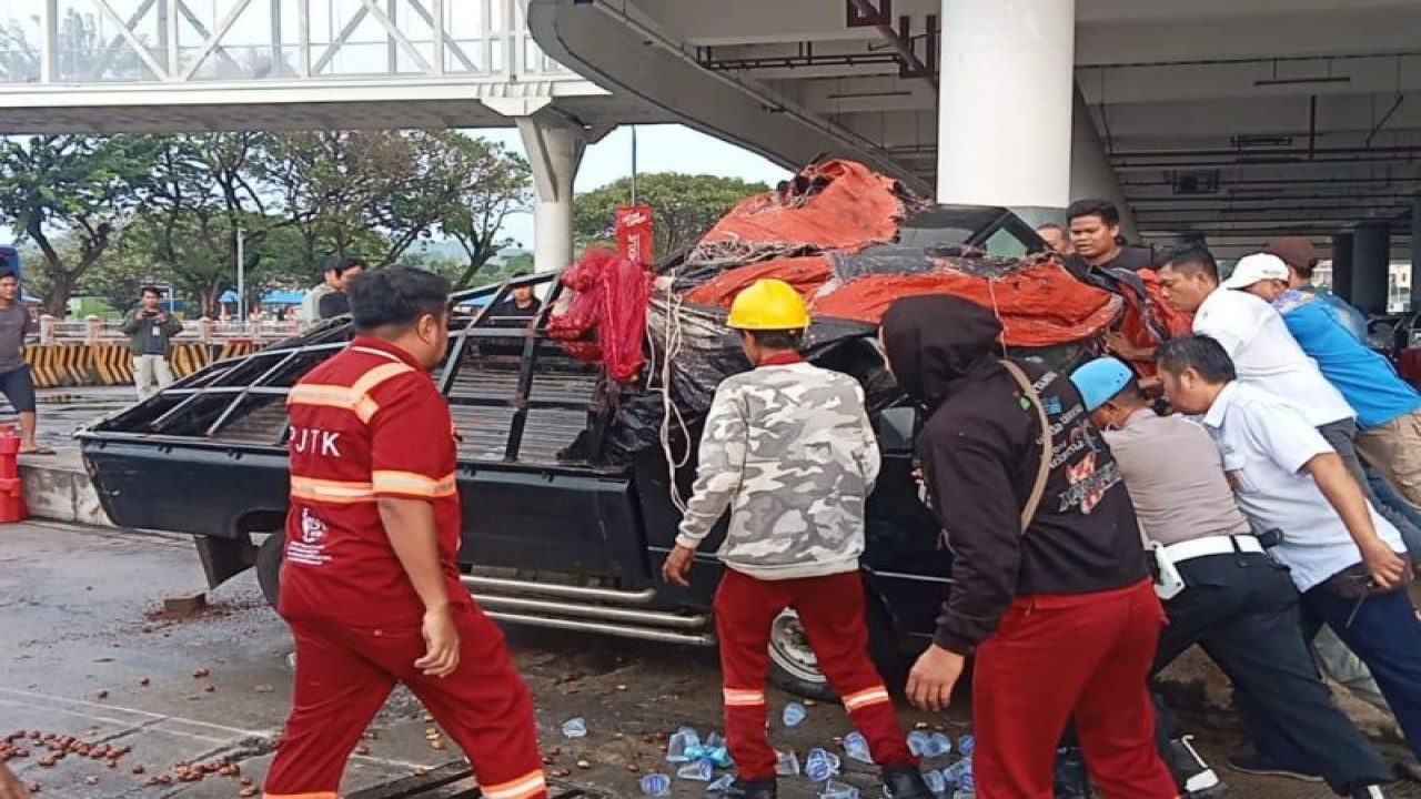 kondisi mobil pick up yang terjatuh saat hendak naik ke dalam kapal di Pelabuhan Bakauheni, Lampung. ANTARA/HO