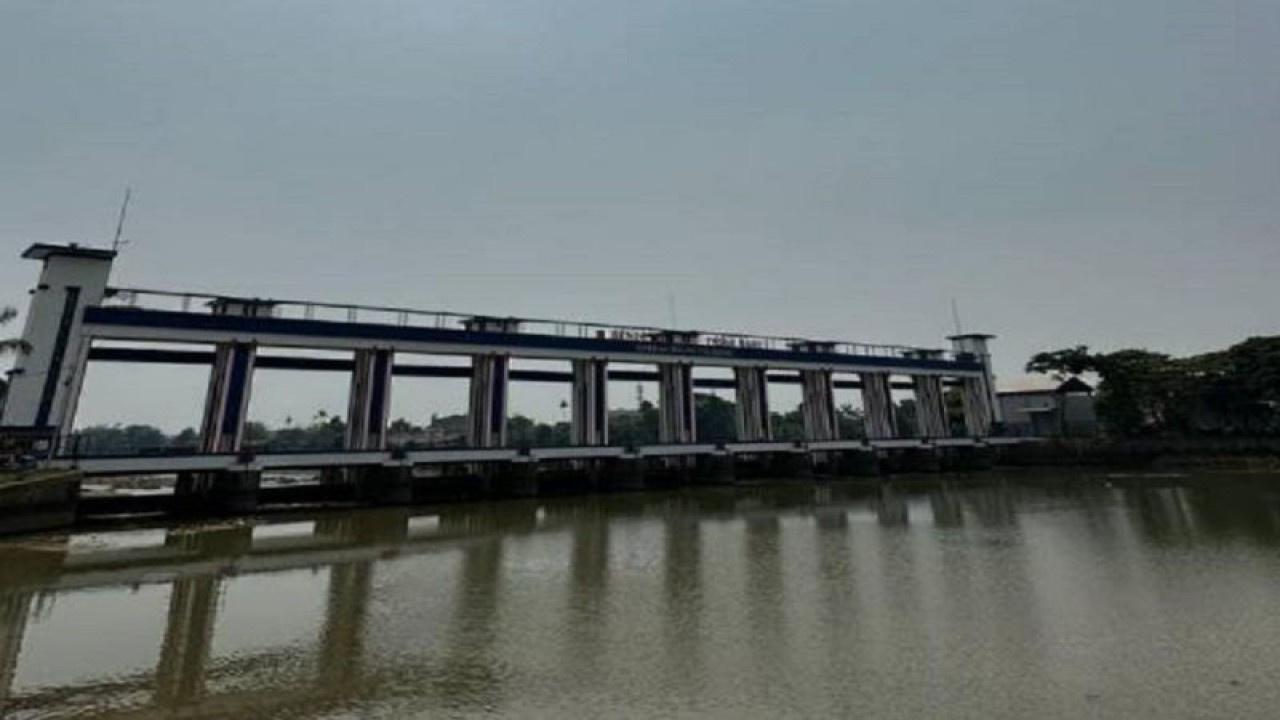 Kondisi muka air sungai cisadane sudah mulai berangsur naik setelah sebelumnya alami penurunan debit karena kerusakan empat pintu air dan musim kemarau. HO/Diskominfo Tangerang
