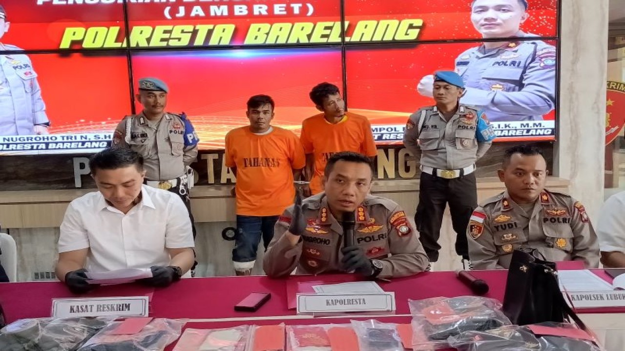Konfrensi pers pengungkapan kasus penjambretan terhadap turis Belanda di Polresta Barelang, Kamis (27/6). (ANTARA/Yude)