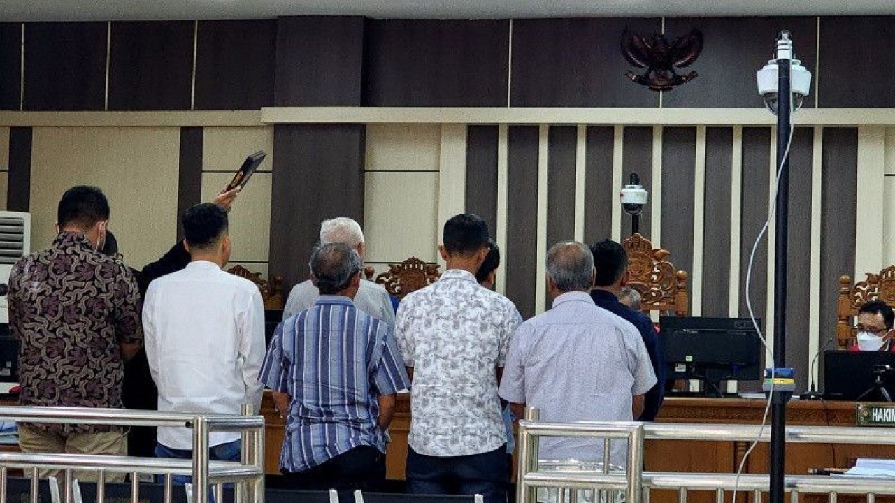 Sejumlah saksi diambil sumpah saat akan dimintai keterangan pada sidang dugaan suap pejabat DJKA Kemenhub di Pengadilan Tipikor Semarang, Jawa Tengah, Senin (10/7/2023). ANTARA/I.C. Senjaya