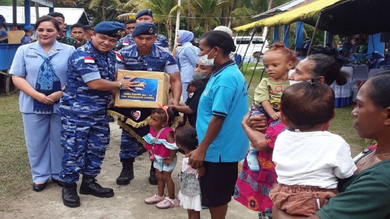 Pangkoopsud III Biak Marsda TNI Donald Kasenda menyerahkan 250 paket bantuan sosial dalam rangkaian hari Bhakti TNI AU ke-76 kepada perwakilan masyarakat di Kampung Swapodibo Biak, Rabu (26/7/2023). ANTARA,/Muhsidin