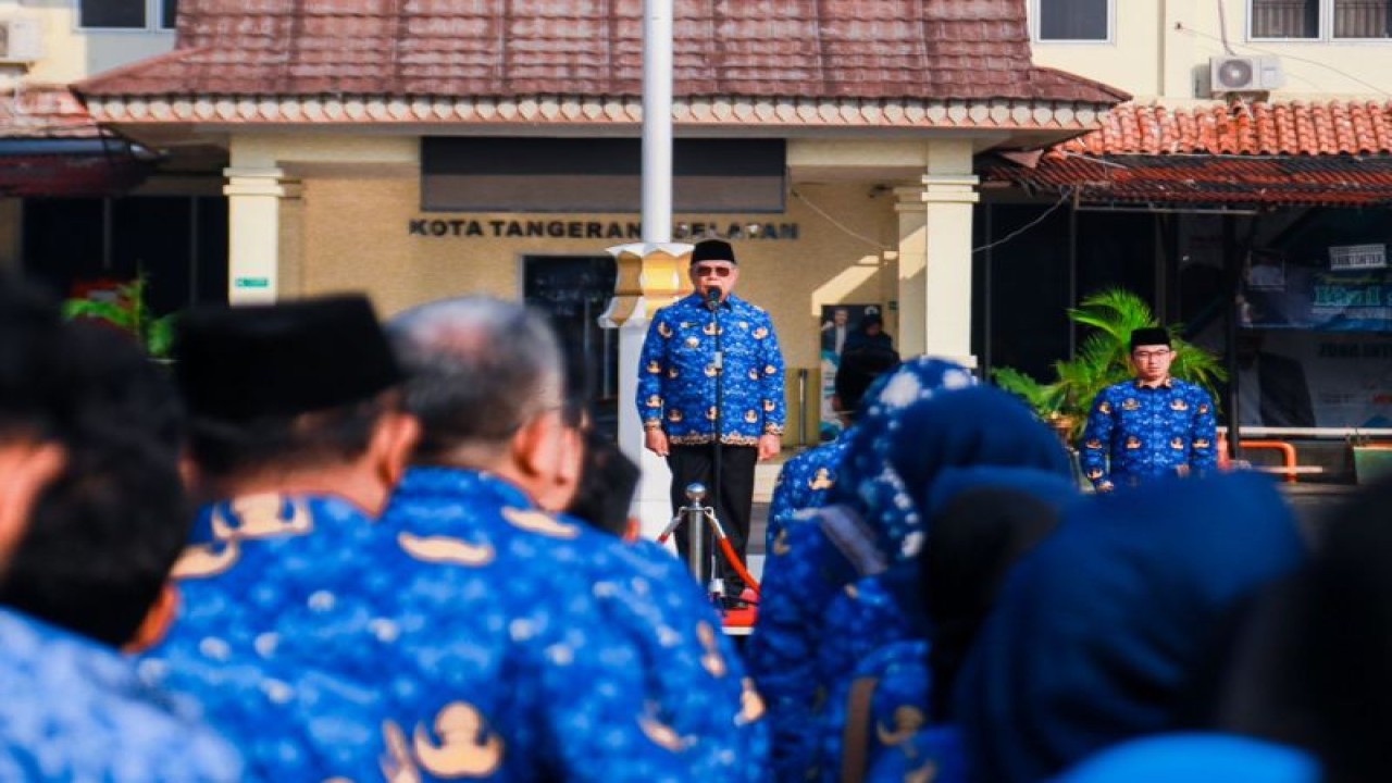 Wali Kota Tangerang Selatan Benyamin Davnie saat menjadi pembina apel di Peringatan Hari Koperasi Nasional (Harkopnas) ke-76 Tingkat Kota Tangerang Selatan di Lapangan Cilenggang, Senin(17/7/2024). HO/Pemkot Tangerang Selatan