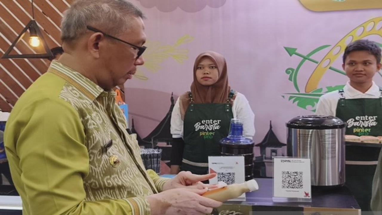 Gubernur Kalbar, Sutarmidji melihat kopi liberika Sambas yang siap minum dari 101 Coffee House . (ANTARA/Dedi)