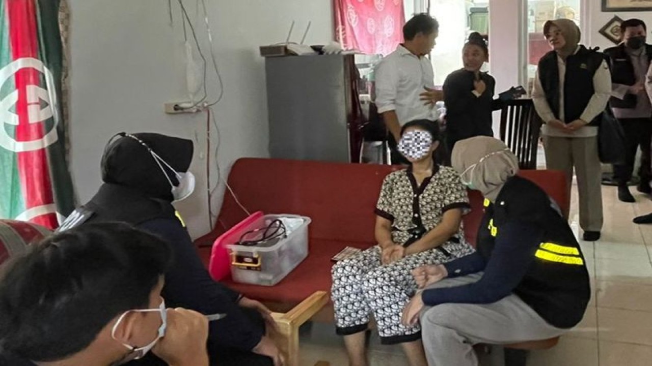 Tim dari Biro Psikologi dan Biddokes Polda Metro Jaya saat bertemu dengan korban penganiayaan, TM (duduk di kursi) di Tangerang Selatan, Selasa (18/7/2023). ANTARA/HO-Humas Polda Metro Jaya