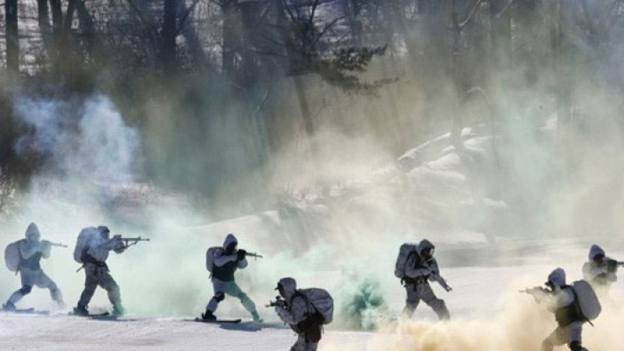 Arsip - Marinir Korea Selatan dan Amerika Serikat mengikuti latihan militer musim dingin di Pyeonchang, sekitar 180km dari Seoul, Korea Selatan, Kamis (7/2). (FOTO Reuters/Lee Jae-Won/ox/13)