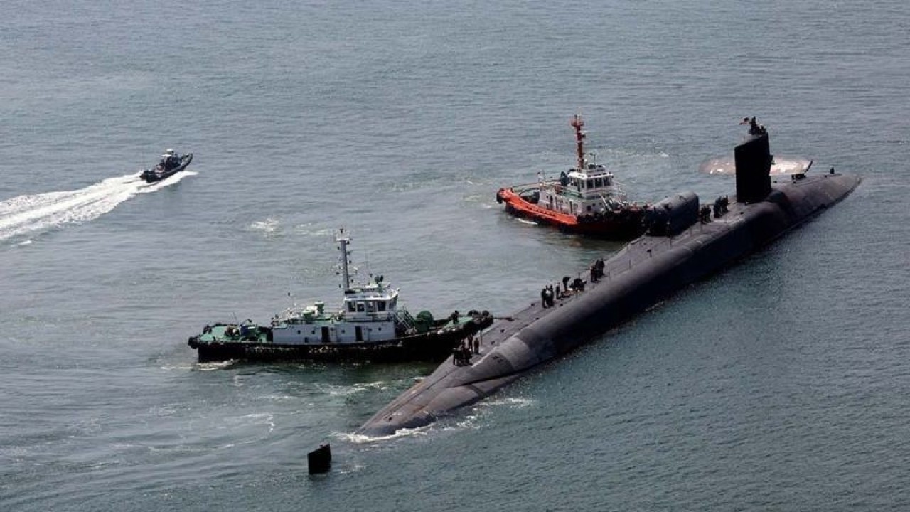 Kapal selam bertenaga nuklir milik Amerika Serikat (AS) berlabuh di sebuah dermaga pelabuhan di Busan, Korea Selatan, Jumat (16/6/2023). Kapal selam kelas Ohio USS Michigan (SSGN 727) tersebut merapat setelah Korea Utara menembakkan dua rudal jarak pendek di lepas pantai timur Korea Selatan dan adanya kesepakatan AS-Korsel dalam meningkatkan pengawasan aset strategis di semenanjung Korea. (ANTARA FOTO/Yonhap via Reuters/nym.)