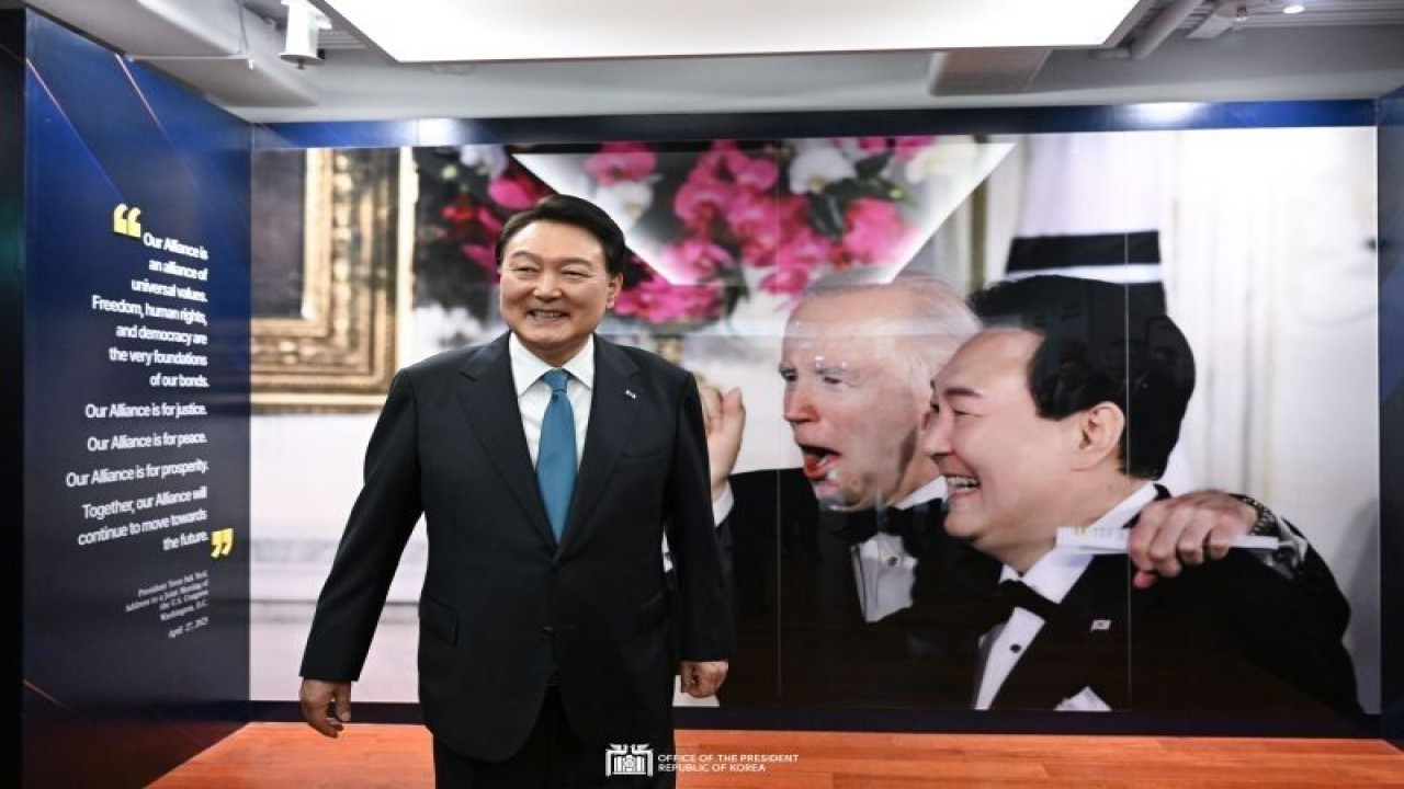 Presiden Korea Selatan Yoon Suk Yeol saat menghadiri Pameran Khusus untuk HUT Ke-70 Persekutuan Korea Selatan - AS yang ditayangkan Kantor Kepresidenan Korea Selatan pada Sabtu (24/6/2023). (ANTARA/HO-president.go.kr)
