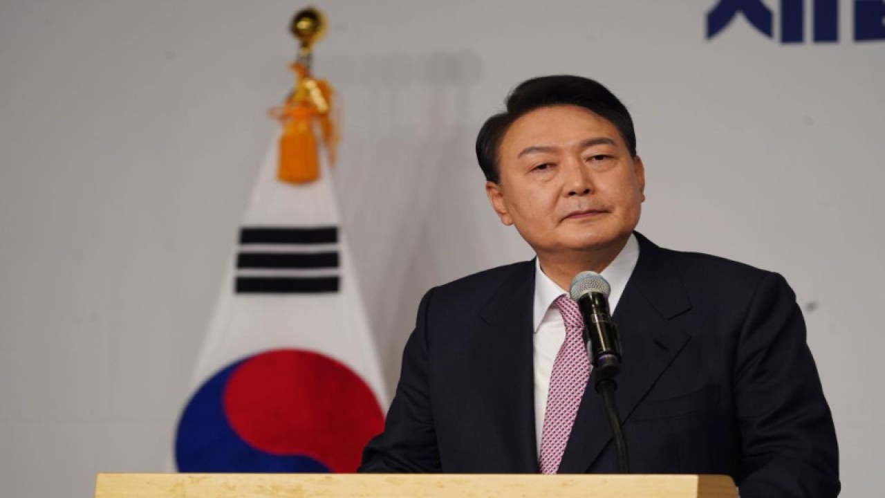 Foto Dokumen: Presiden terpilih Yoon Suk-yeol berbicara selama konferensi pers di Perpustakaan Majelis Nasional di Seoul, Korea Selatan, 10 Maret 2022. Yoon Suk-yeol dari oposisi konservatif utama Partai Kekuatan Rakyat memenangkan kemenangan tipis dalam pemilihan presiden Korea Selatan. ANTARA/Xinhua/James Lee