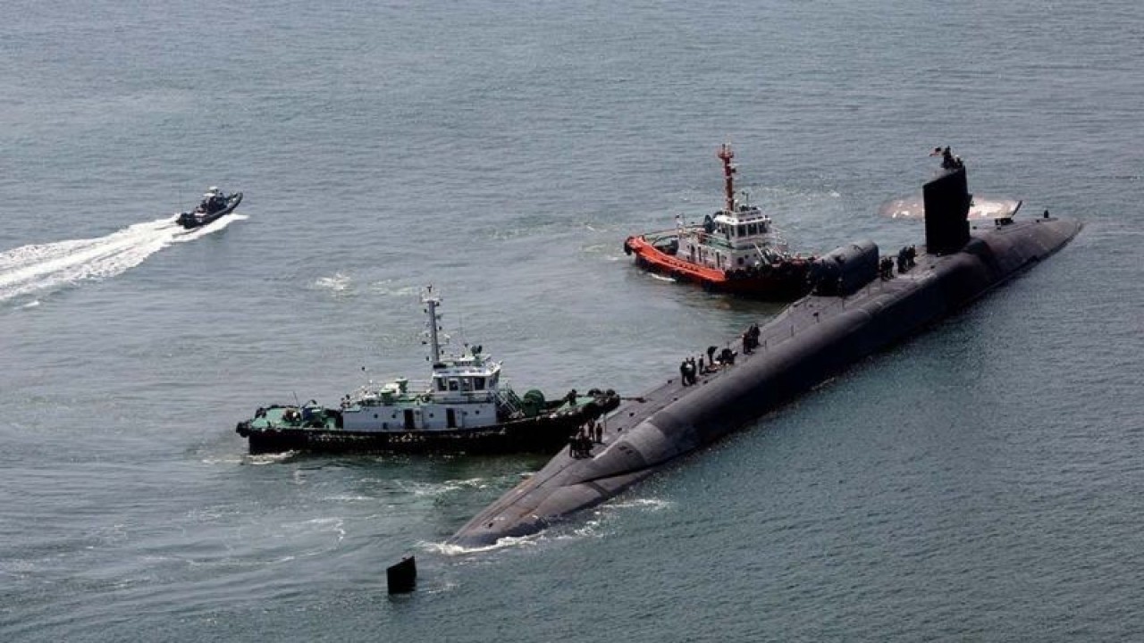 Kapal selam bertenaga nuklir milik Amerika Serikat (AS) berlabuh di sebuah dermaga pelabuhan di Busan, Korea Selatan, Jumat (16/6/2023). Kapal selam kelas Ohio USS Michigan (SSGN 727) tersebut merapat setelah Korea Utara menembakkan dua rudal jarak pendek di lepas pantai timur Korea Selatan dan adanya kesepakatan AS-Korsel dalam meningkatkan pengawasan aset strategis di semenanjung Korea. (ANTARA FOTO/Yonhap via Reuters/nym.)