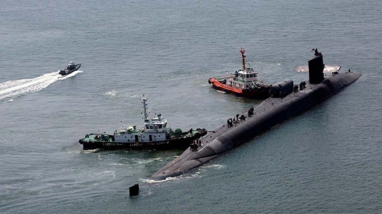 Kapal selam bertenaga nuklir milik Amerika Serikat (AS) berlabuh di sebuah dermaga pelabuhan di Busan, Korea Selatan, Jumat (16/6/2023). Kapal selam kelas Ohio USS Michigan (SSGN 727) tersebut merapat setelah Korea Utara menembakkan dua rudal jarak pendek di lepas pantai timur Korea Selatan dan adanya kesepakatan AS-Korsel dalam meningkatkan pengawasan aset strategis di semenanjung Korea. (ANTARA FOTO/Yonhap via Reuters/nym.)