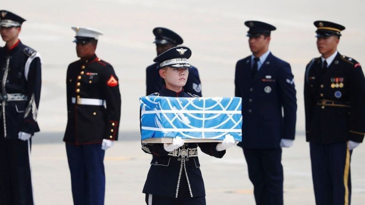 Arsip Foto - Seorang prajurit membawa sebuah peti berisi sisa jenazah prajurit Amerika Serikat yang tewas saat Perang Korea dalam sebuah upacara di Pangkalan Udara Osan di Pyeongtaek, Korea Selatan, Jumat (27/7/2018). ANTARA/Pool via REUTERS/Kim Hong-Ji/am.