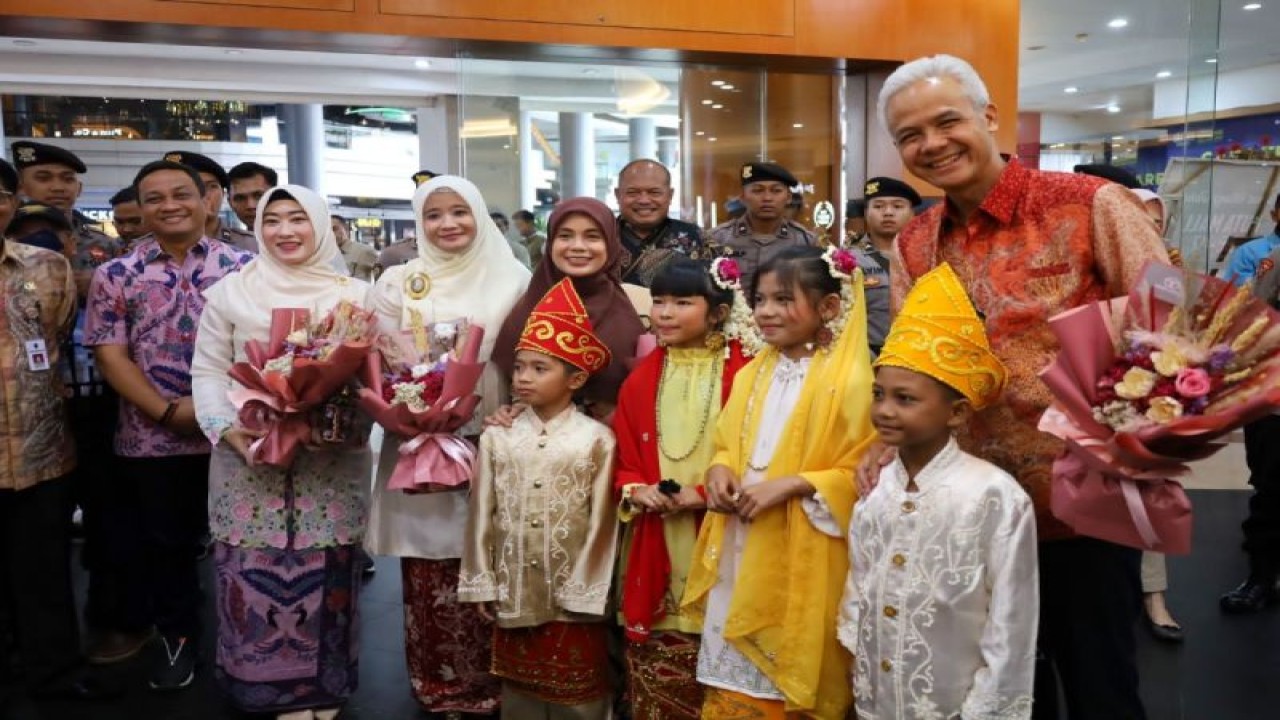 Gubernur Jateng Ganjar Pranowo bersama Ketua Dekrnasda Jateng Atikoh Ganjar Pranowo, Ketua Dekranasda Kota Pekalongan Inmggit Soraya, dan Wali Kota Pekalongan Afzan Arslan Djunaid berfoto bersama pada kegiatan UKM Dekranasda Jateng Expo 2023 di Banjarmasin, Kalimantan Selatan, Sabtu (29/7/2023). (ANTARA/HO-Humas Kota Pekalongan)