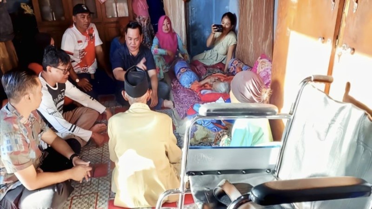 Halikinnor menyerahkan bantuan kursi roda sekaligus membesuk warga yang sakit di Jalan Sampurna Barat Kecamatan Mentawa Baru Ketapang, (30/7/2023). (ANTARA/Norjani)