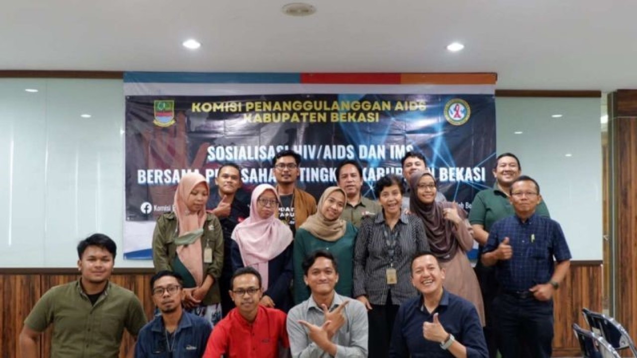 Komisi Penanggulangan AIDS Kabupaten Bekasi, Jawa Barat saat melakukan sosialisasi HIV/AIDS dan penyakit infeksi menular seksual di PT Kerry Indonesia, Desa Mekarmukti, Kecamatan Cikarang Utara pada Selasa (27/6/2023). (ANTARA/Pradita Kurniawan Syah).