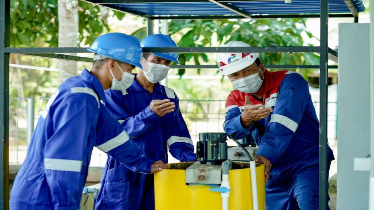 Program Pengolahan Air Gambut Menjadi Air Bersih dengan instalasi Filtrasi Air Gambut (FILAGAM) PT KPI RU II Sei Pakning, Riau. ANTARA/HO-PT KPI RU II
