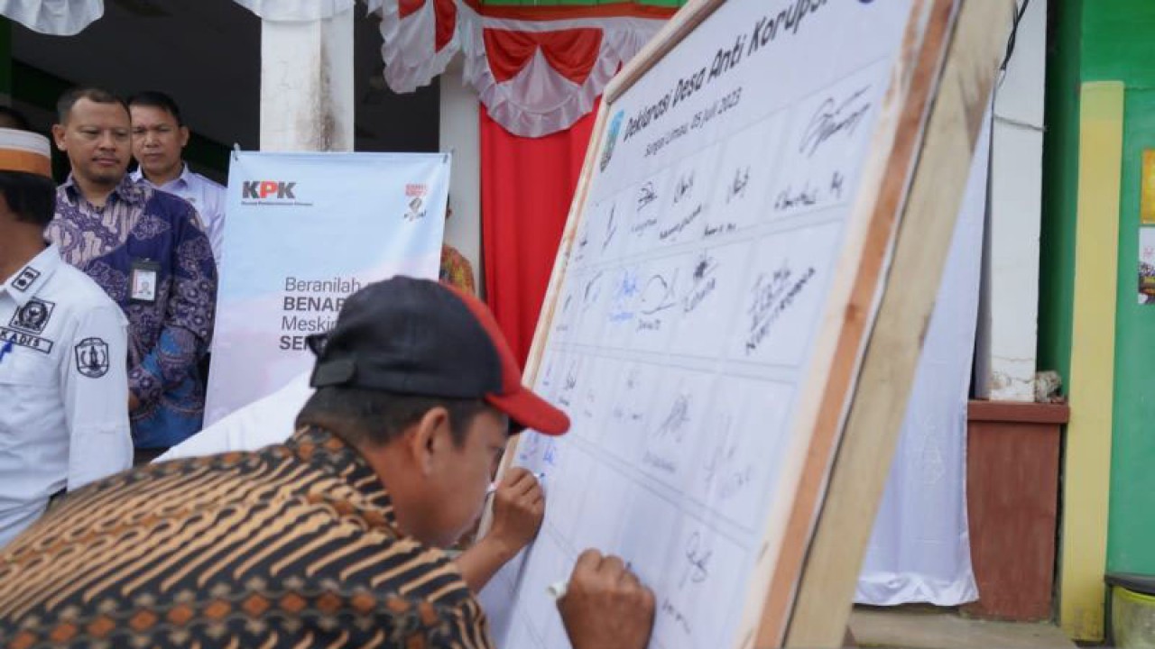 Perangkat Desa Sei Limau, Kecamatan Sebatik Tengah, Kabupaten Nunukan menandatangani komitmen mewujudkan Desa Sei Limau sebagai percontohan desa antikorupsi, Rabu (5/7/2023). ANTARA/HO-Dokpim Nunukan.