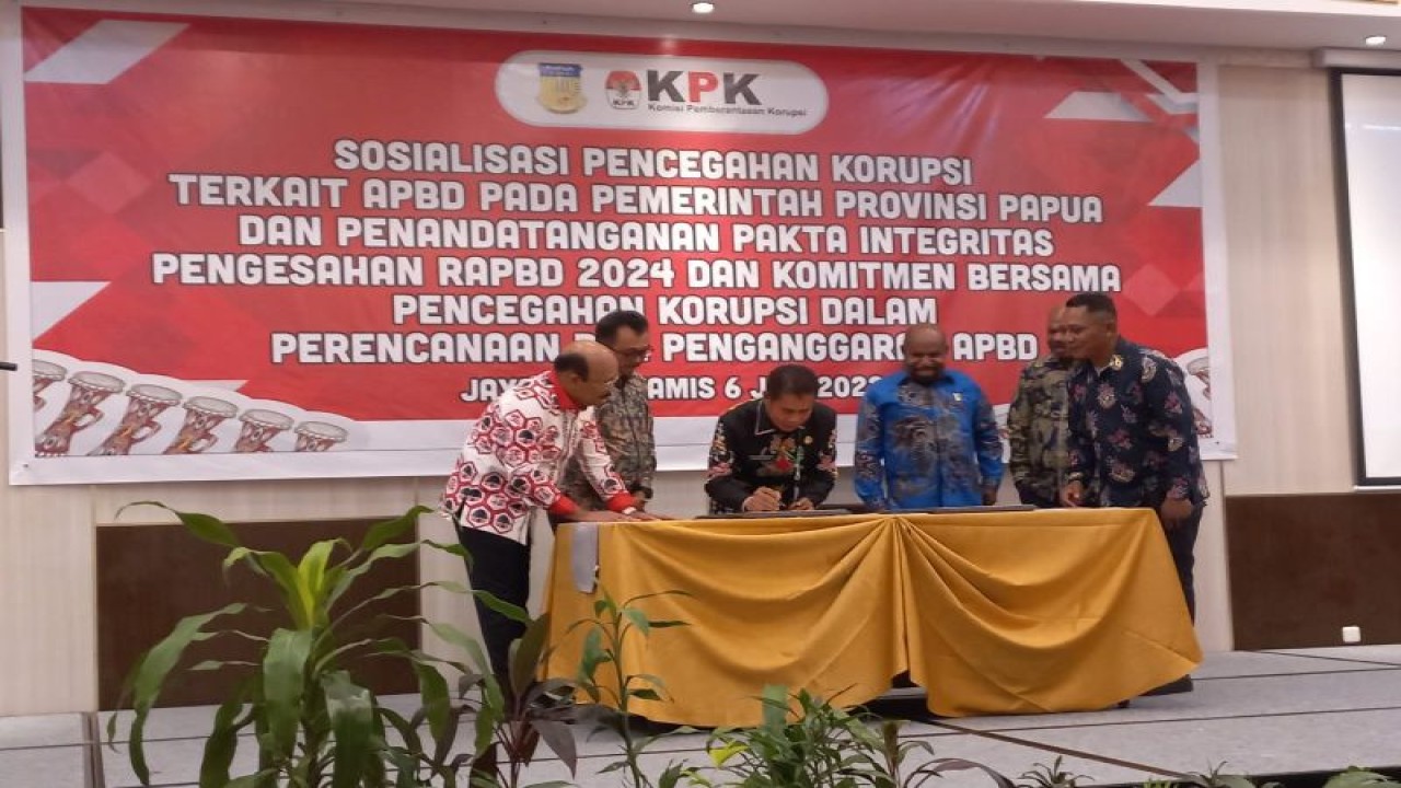 Pelaksana Harian (Plh) Gubernur Papua Ridwan Rumasukun saat melakukan penandatangan pakta integritas bersama DPRP Papua dan lingkungan pemprov Papua di Papua, Kamis (6/7). (ANTARA/HO-Pemprov Papua)