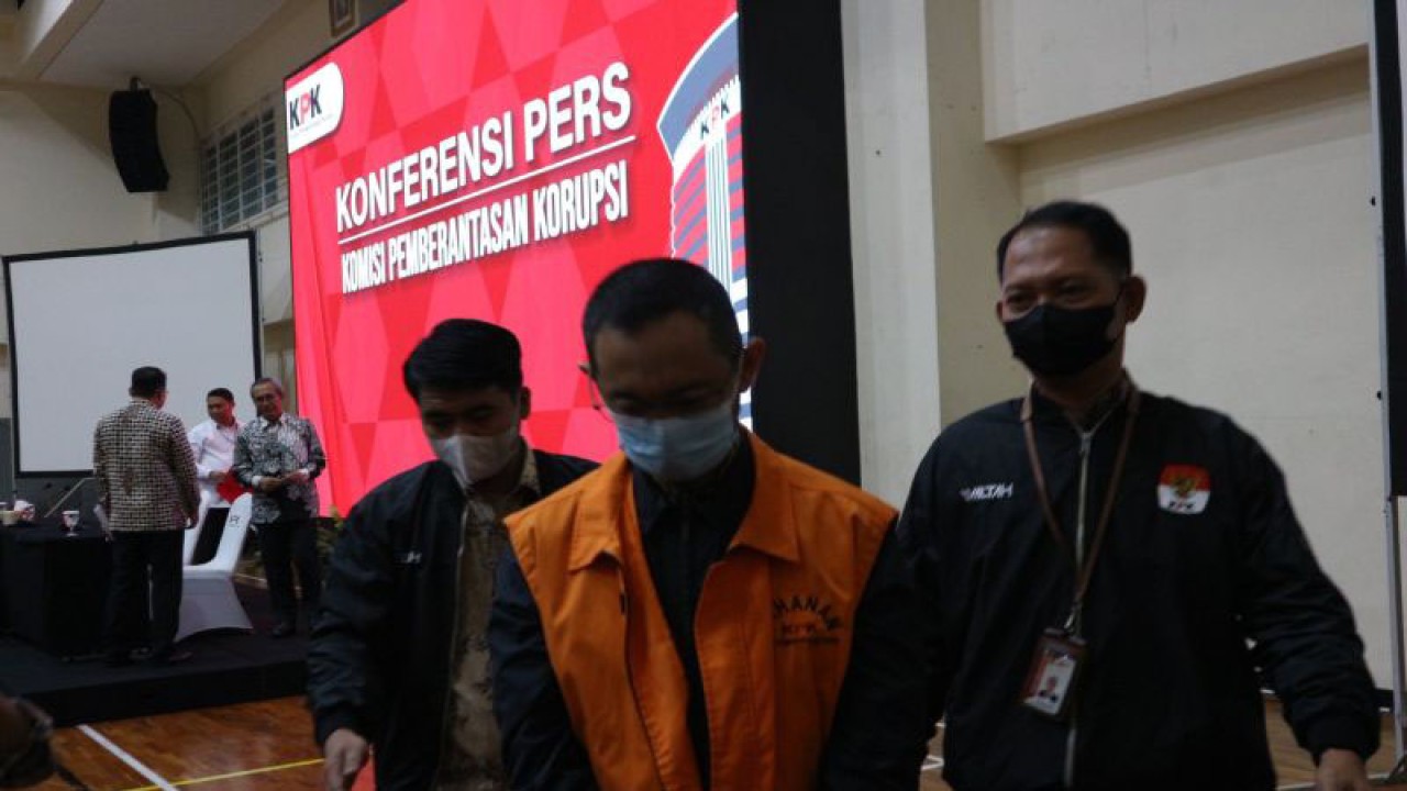 Mantan Kepala Kantor Bea dan Cukai Makassar Andhi Pramono dikawal petugas usai konferensi pers di Gedung Merah Putih KPK, Jakarta, Jumat (7/7/2023). ANTARA/Fianda Sjofjan Rassat.