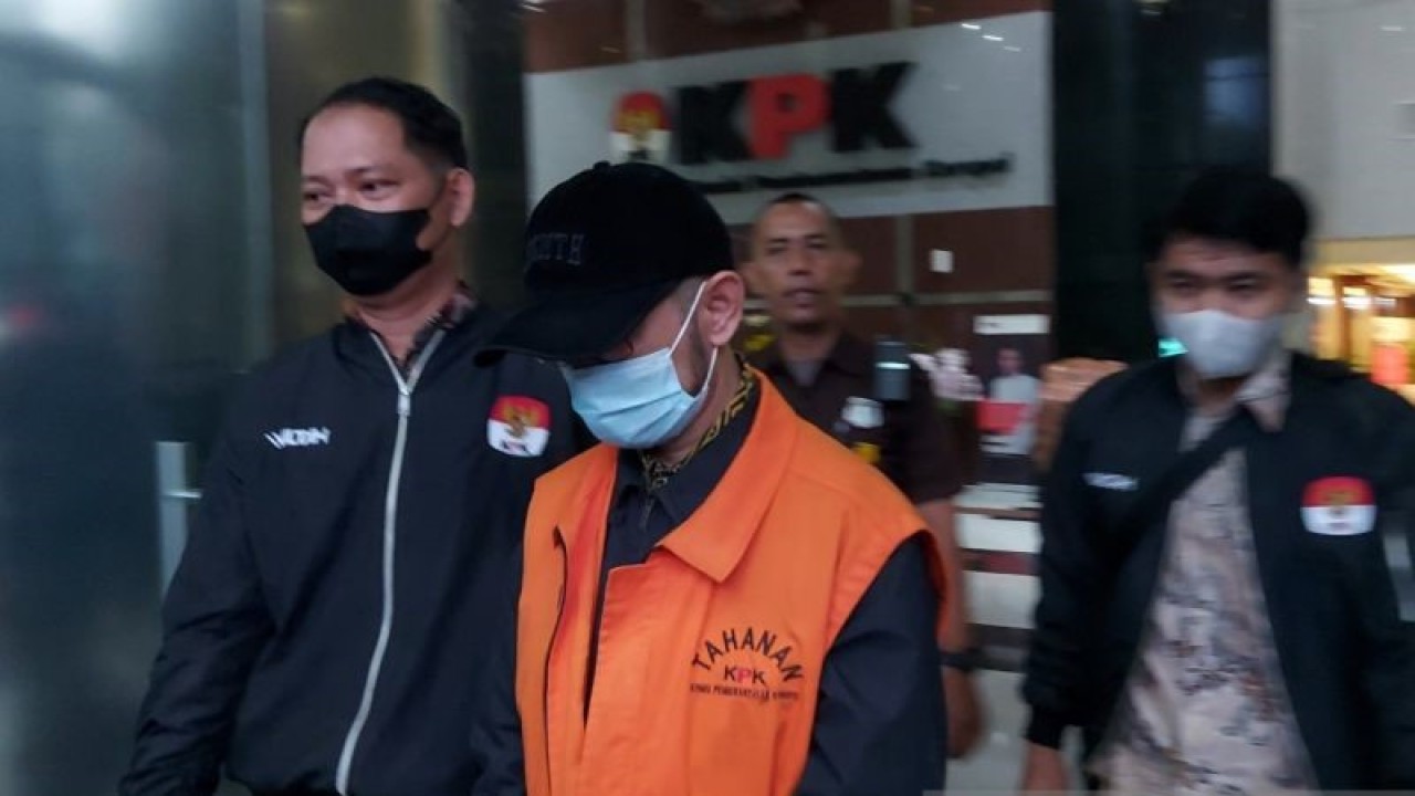 Mantan Kepala Kantor Bea dan Cukai Makassar Andhi Pramono dikawal petugas menuju Rutan KPK di Gedung Merah Putih KPK, Jakarta, Jumat (7/7/2023). ANTARA/Fianda Sjofjan Rassat