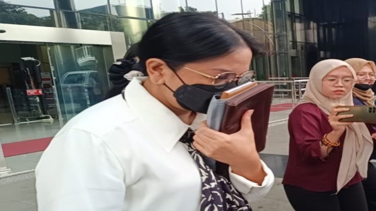 Istri eks pejabat Ditjen Pajak Rafael Alun Trisambodo, Ernie Mieke Torondek (kiri), meninggalkan Gedung Merah Putih KPK usai periksa penyidik, Selasa (4/7/2023). ANTARA/Fianda Sjofjan Rassat