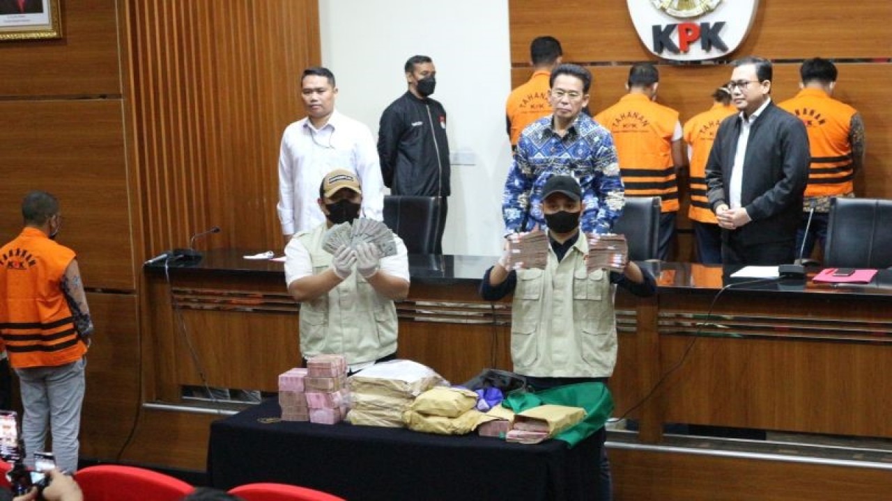 Dokumentasi - Komisi Pemberantasan Korupsi (KPK) menghadirkan tersangka dan barang bukti berupa uang tunai kasus dugaan korupsi proyek pembangunan dan perbaikan rel kereta api dalam jumpa pers di Gedung Merah Putih KPK, Jakarta Selatan, Kamis (13/4/2023) dini hari. ANTARA/Fianda Sjofjan Rassat