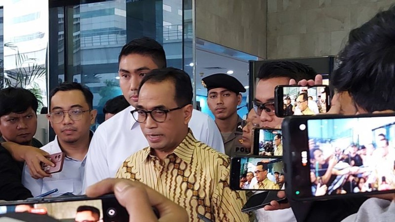 Menteri Perhubungan Budi Karya Sumadi memberikan keterangan kepada wartawan usai diperiksa KPK sebagai saksi kasus dugaan suap di Direktorat Jenderal Perkeretaapian, Rabu (26/7/2023). ANTARA/Fianda Sjofjan Rassat