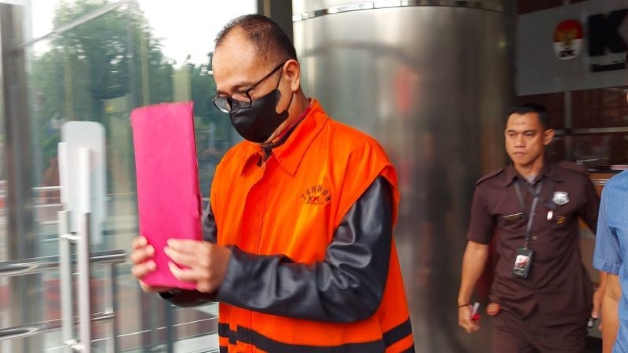 Mantan pejabat Direktorat Jenderal (Ditjen) Pajak Rafael Alun Trisambodo dikawal petugas menuju rutan KPK usai menjalani pemeriksaan di Gedung Merah Putih KPK, Jakarta, Kamis (13/7/2023). ANTARA/Fianda Sjofjan Rassat.