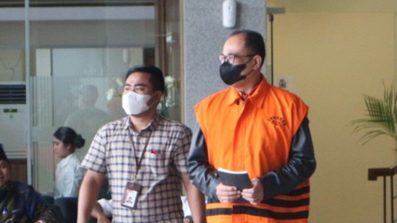 Mantan pejabat Direktorat Jenderal Pajak (DJP) Kemenkeu Rafael Alun Trisambodo dikawal petugas menuju Rutan KPK usai menjalani pemeriksaan di Gedung Merah Putih KPK, Jakarta, Senin (26/6/2023). (ANTARA/Fianda Sjofjan Rassat)