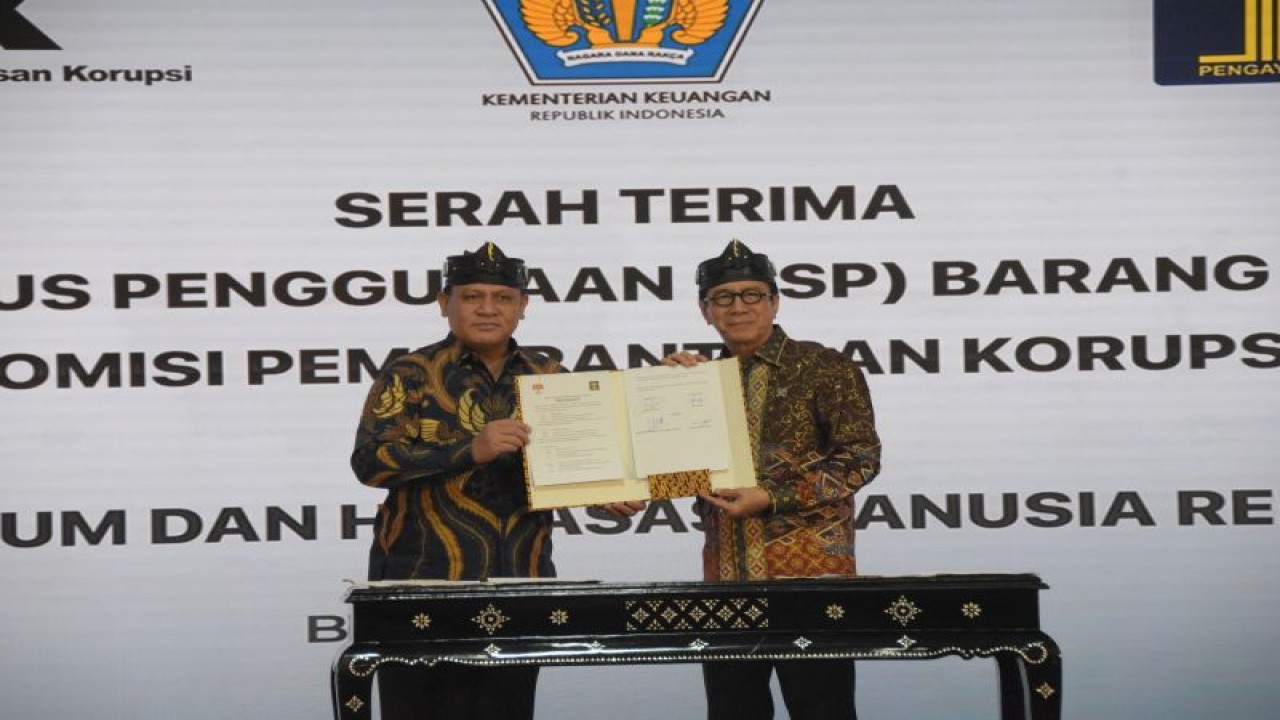 Ketua KPK Firli Bahuri bersama Menkumham Yasonna Laoly saat serah terima BMN dari Rampasan Negara antara KPK dan Kemenkumham di Kantor Wilayah Kemenkumham Jabar, Kota Bandung, Jawa Barat, Rabu (12/7/2023). (ANTARA/HO-Kemenkumham Jawa Barat)