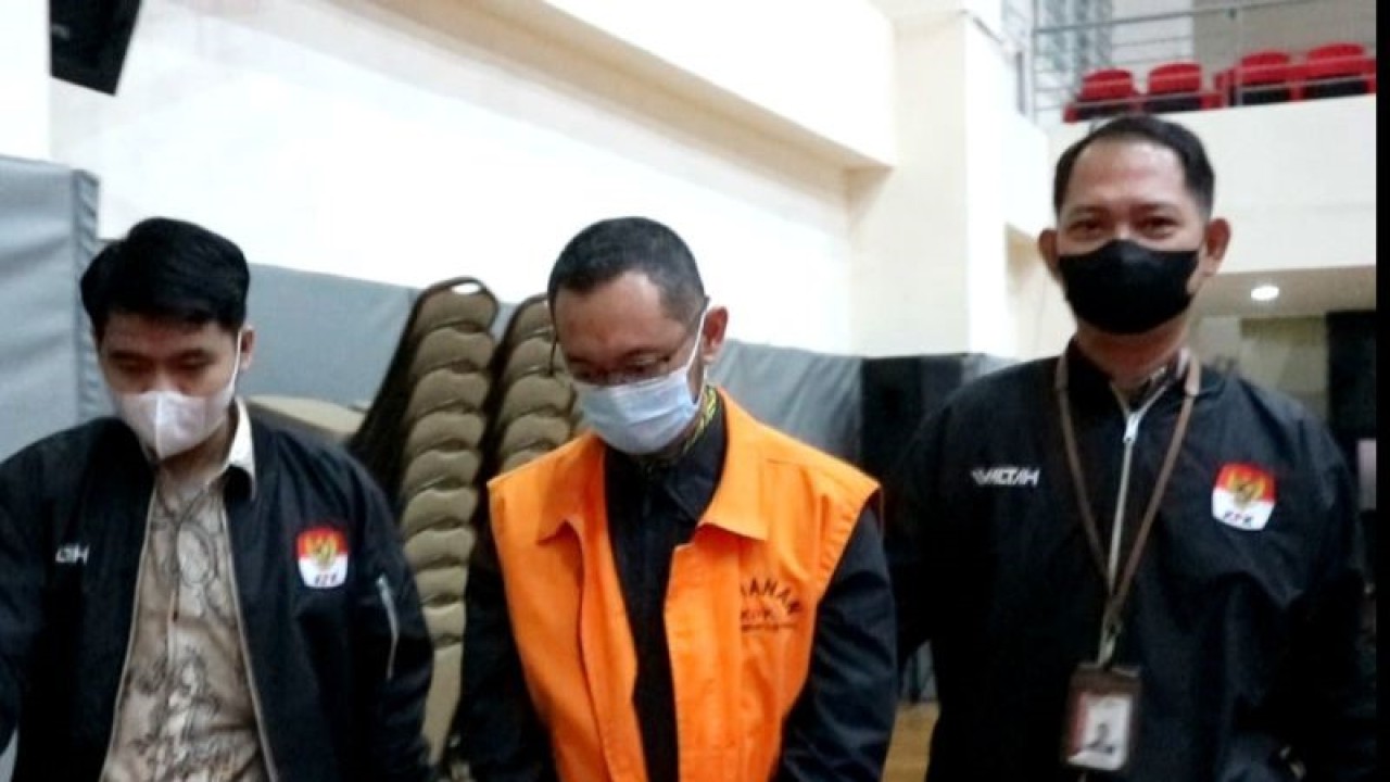 Mantan kepala Kantor Bea dan Cukai Makassar Andhi Pramono dikawal petugas jelang konferensi pers di Gedung Merah Putih KPK, Jakarta, Jumat (7/7/2023). (ANTARA/Fianda Sjofjan Rassat)