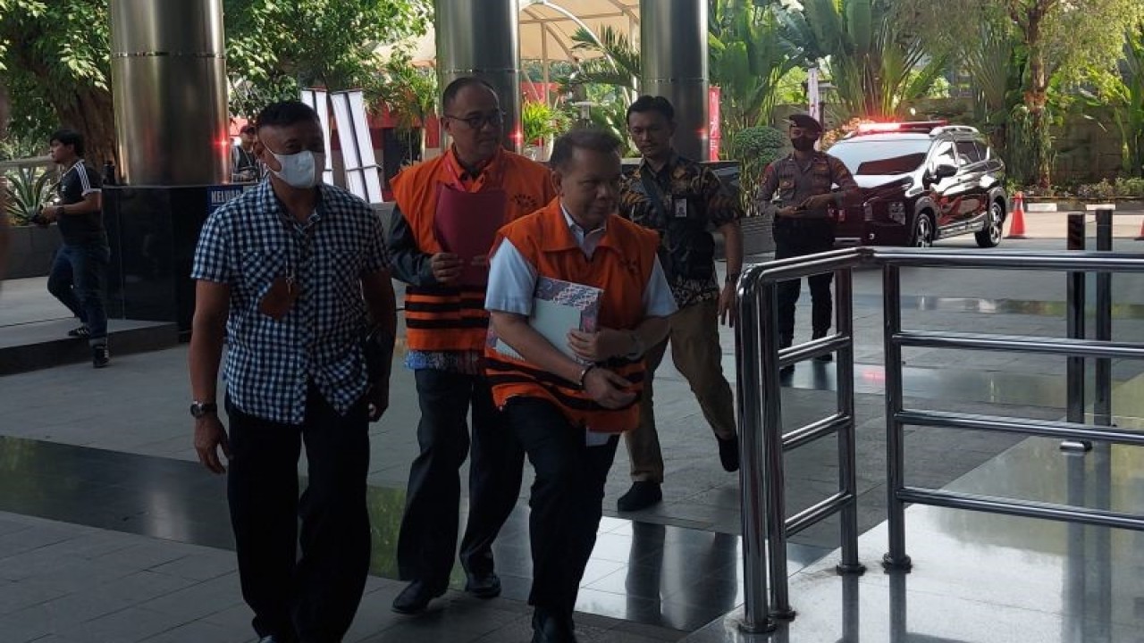 Mantan pejabat Direktorat Jenderal (Ditjen) Pajak Rafael Alun Trisambodo (tengah) dikawal petugas untuk menjalani pemeriksaan di Gedung Merah Putih KPK, Jakarta, Selasa (12/7/2023). ANTARA/Fianda Sjofjan Rassat.