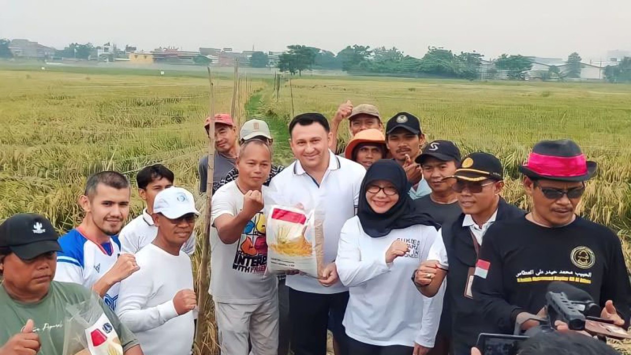 Kepala Dinas Ketahanan Pangan, Kelautan dan Pertanian (KPKP) DKI Jakarta, Suharini Eliawati dan Wakil Wali Kota Jakarta Barat, Hendra Hidayat dalam panen bersama Kelompok Tani (Poktan) Jawa Indah Indah di Semanan, Jakarta Barat, Kamis (8/6/2023). ANTARA/Risky Syukur