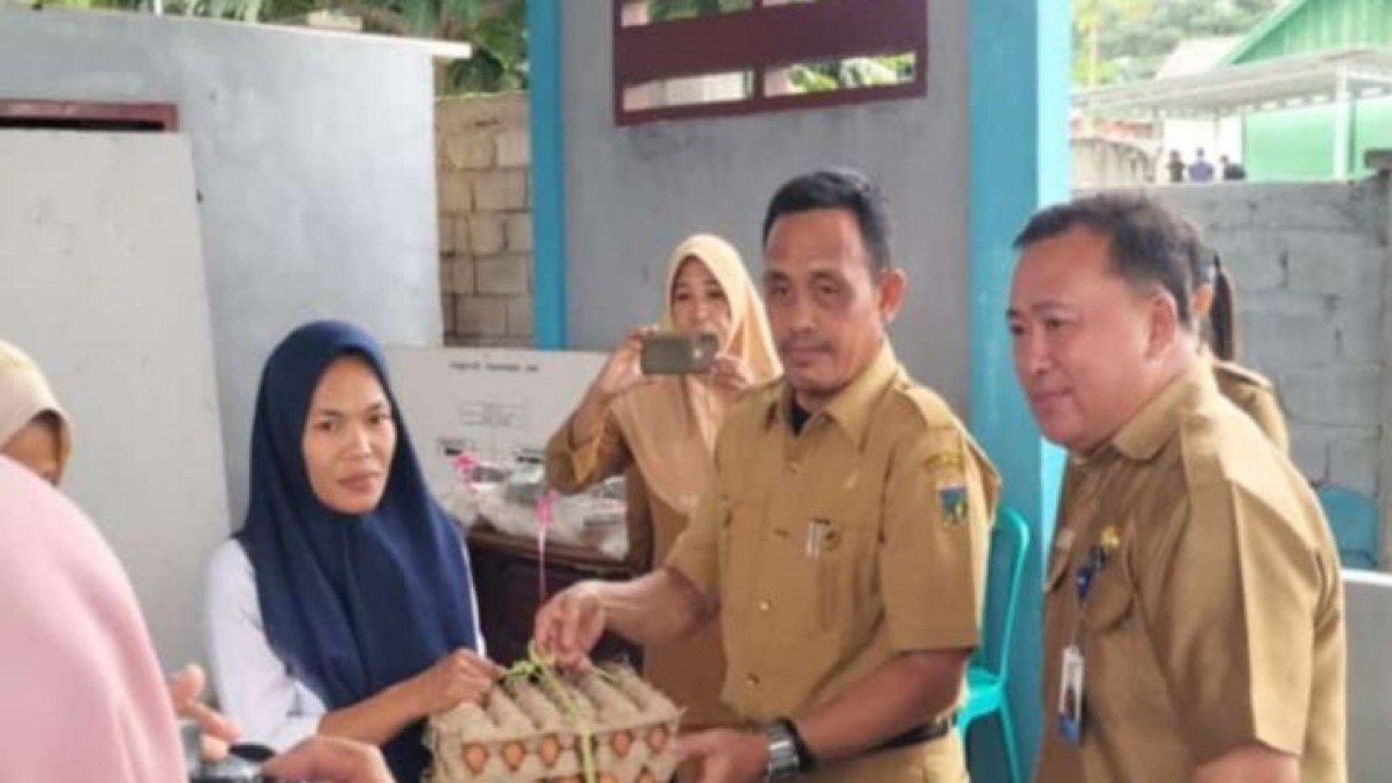 Penyaluran bajet bantuan pangan bergizi untuk keluarga penerima manfaat (KPM) berisiko dan terpapar stunting atau tengkes oleh Dinas Sosial Provinsi Sulawesi Tengah. ANTARA/HO-Dinsos Sulteng