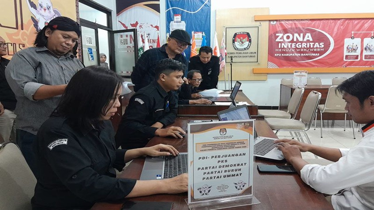 Ketua KPU Kabupaten Banyumas Imam Arif Setiadi (berdiri sebelah kiri) memantau pelaksanaan pemeriksaan berkas persyaratan pendaftaran bacaleg di Sekretariat KPU Kabupaten Banyumas. ANTARA/HO-KPU Banyumas
