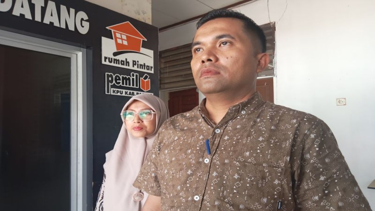 Ketua KPU Pasaman Barat Alfi Syahrin saat menjelaskan pemilih disabilitas pada Pemilu 2024, Selasa (25/7/2023). Antara/Altas Maulana.