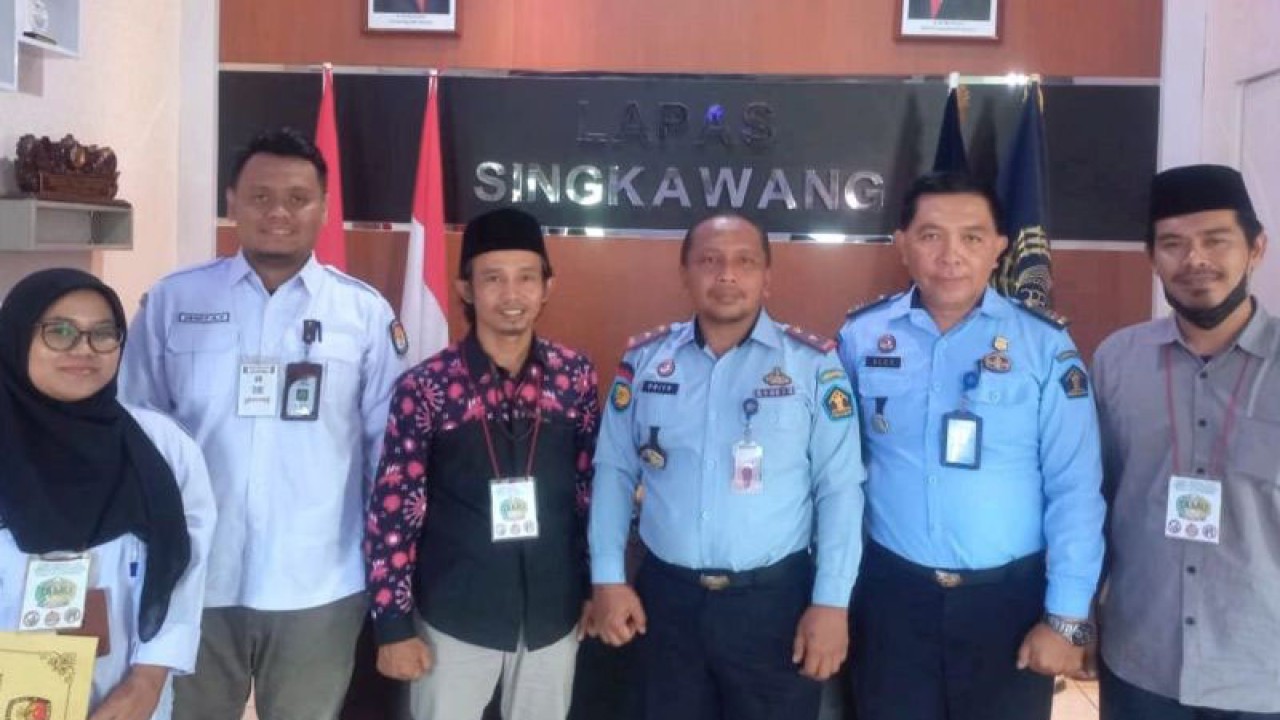 Anggota KPU Singkawang Umar di dampingi Kepala Lapas Kelas IIB Singkawang saat melakukan pendataan jumlah pemilih di Lapas tersebut (Rudi)