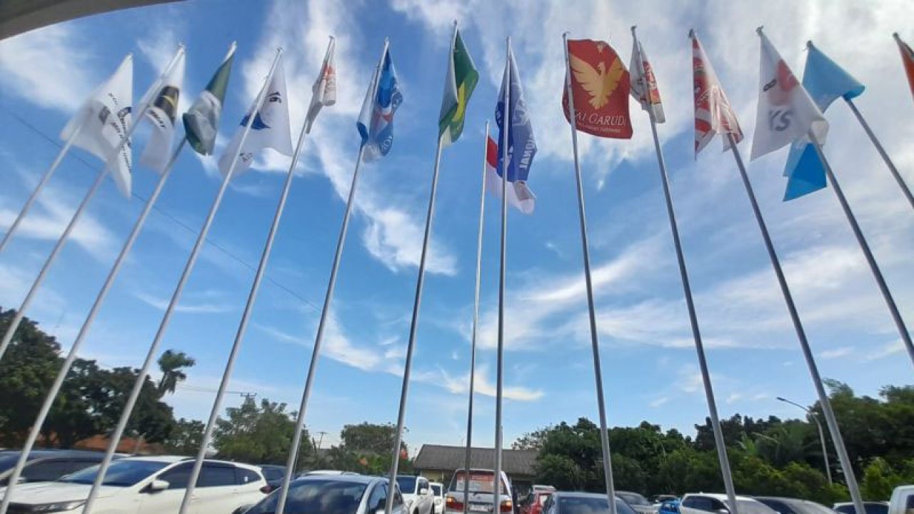Area parkir Kantor Komisi Pemilihan Umum Kabupaten Bekasi, Jawa Barat di Jalan Rengas Bandung Kecamatan Kedungwaringin. (ANTARA/Pradita Kurniawan Syah).