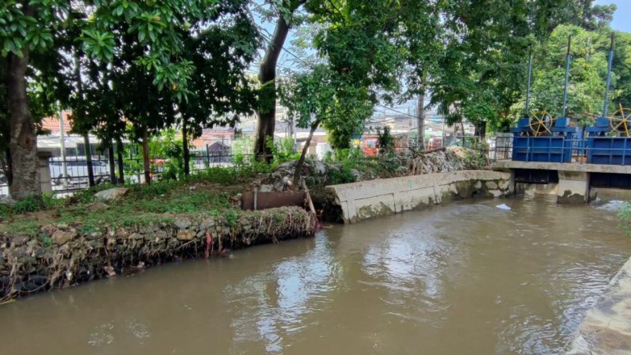 Situasi Kali Baru di kawasan Hek, Kramat Jati, Jakarta Timur yang rencananya akan dibangun turap baru, Selasa (4/7/2023). ANTARA/Syaiful Hakim