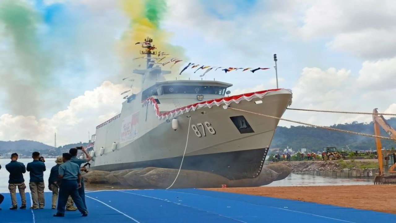 KRI Tuna-876 yang diluncurkan perdana di Batam (ANTARA/Yude)
