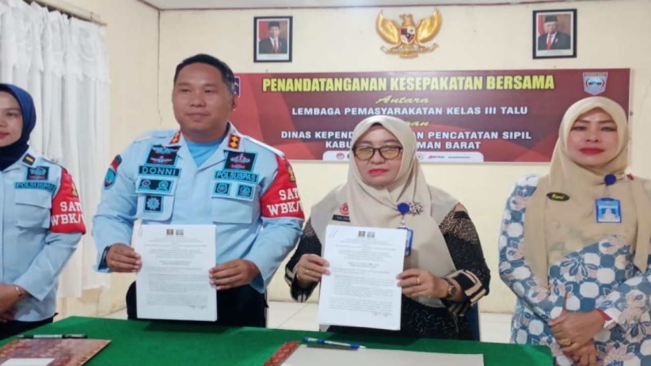 Kepala Dinas Kependudukan dan Pencatatan Sipil Pasaman Barat Yulisna (dua dari kanan) saat menandatangani kerja sama dengan Rutan Talu percepatan perekaman KTP elektronik dalam rangka sukses Pemilu 2024 beberapa waktu lalu. (Antara/Altas Maulana).