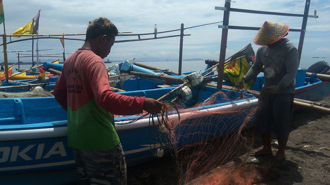 Arsip foto - Dua orang nelayan merapikan jaring di Pantai Teluk Penyu, Cilacap, usai menangkap ikan di laut selatan Pulau Jawa. ANTARA/Sumarwoto